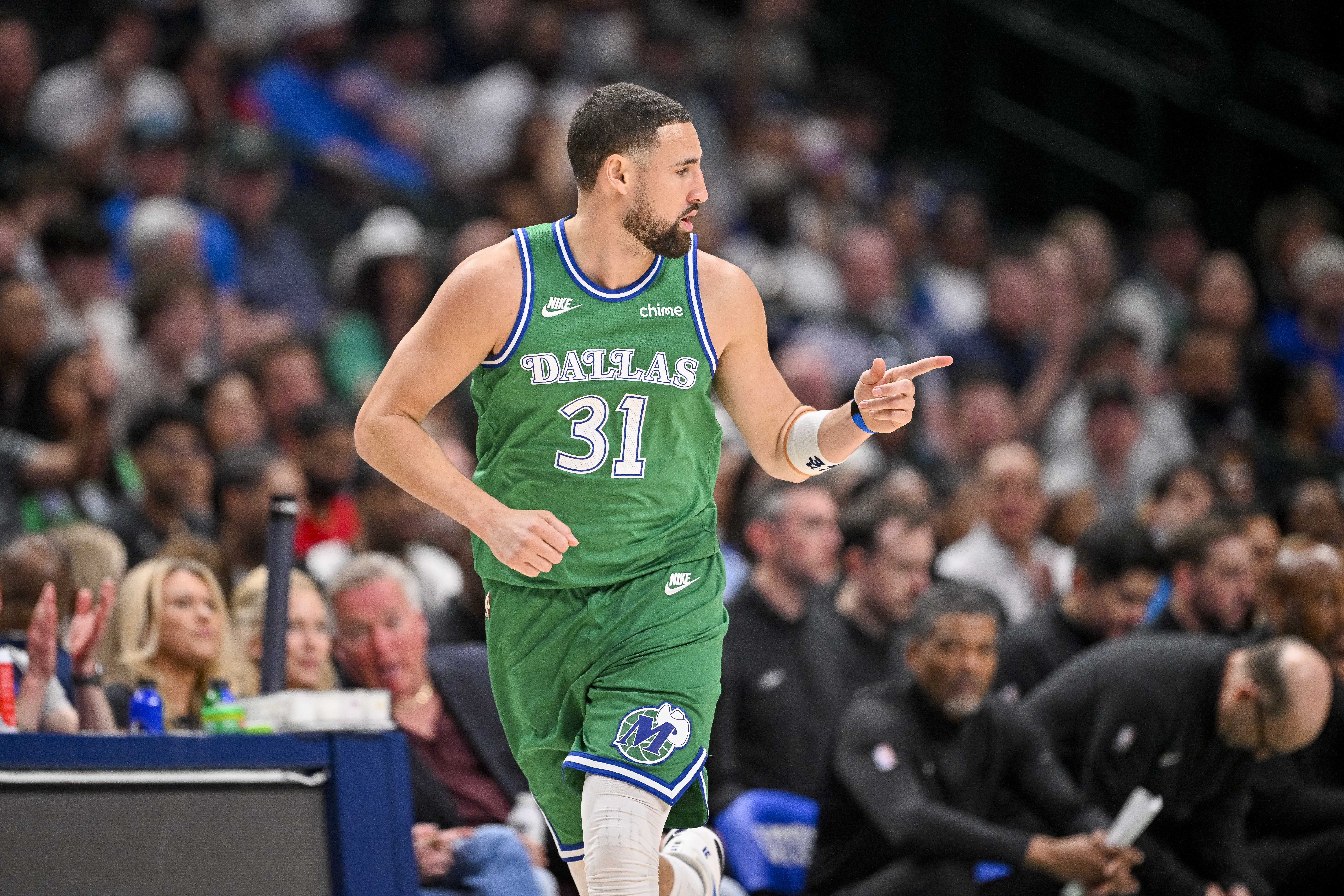 世界杯app下载-手感来了！克莱外线开炮 独中4记三分帮助球队扩大领先